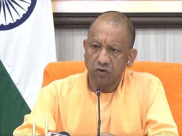 India News | Rs 2,000 Crore Investment Will Provide New Impetus to Medicine Manufacturing: CM Yogi Adityanath Distributes Letters of Comfort to Pharma Investors
