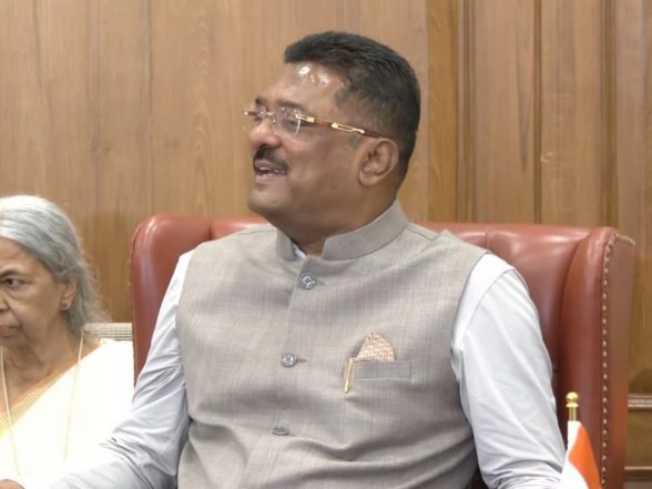 India News | Maharashtra Transport Minister Calls Meeting on Mandatory Marathi for Commercial Passenger Vehicle Drivers