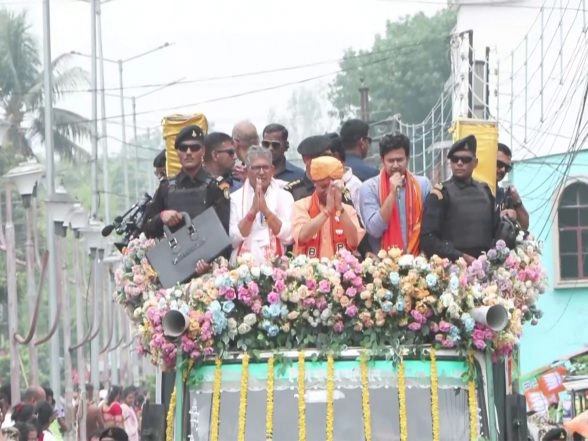 India News | Yogi Adityanath Holds Roadshow in West Bengal's Kalyani in Support of BJP Candidate Anupam Biswas