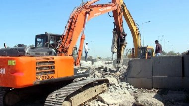 India News | Telangana: Crane Collapses at Cement Brick Unit in Rangareddy, Several Injured