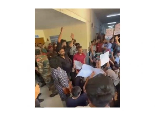 India News | RSS-linked Event at Jamia Millia Islamia Sparks Student Protest; Heavy Security Deployed Outside Campus