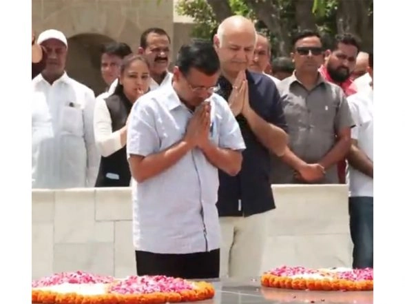 India News | Delhi Excise Policy Case: Kejriwal Pays Tribute to Mahatma Gandhi at Rajghat, Backs 'Satyagraha' Stance