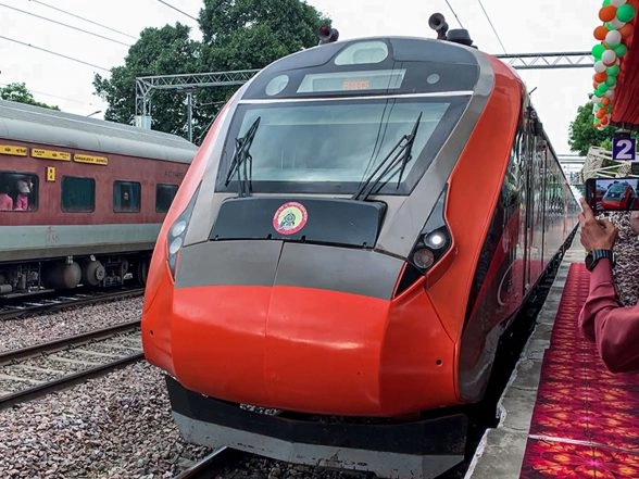 India News | Mumbai-Ahmedabad Vande Bharat Upgraded to 20 Coaches to Boost Capacity, Passenger Comfort