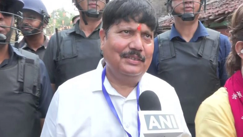 India News |   WB Polls: BJP Leader Arjun Singh Alleges TMC Placed 'false Dummy EVM' Outside Booth in Mayapally