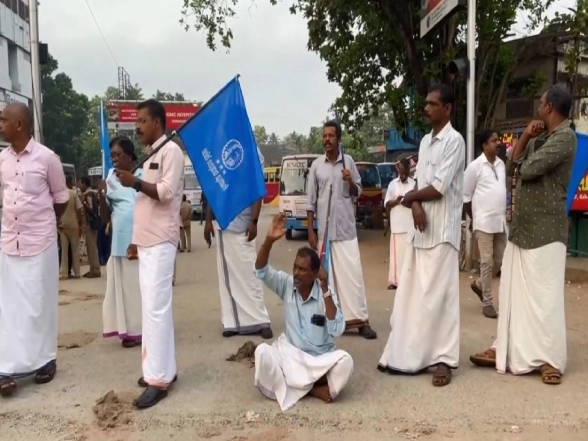 India News | Keralam Police Registers FIR Against 50 Protesters for Blocking Woman with Infant, During Bandh over Nithin Raj's Death