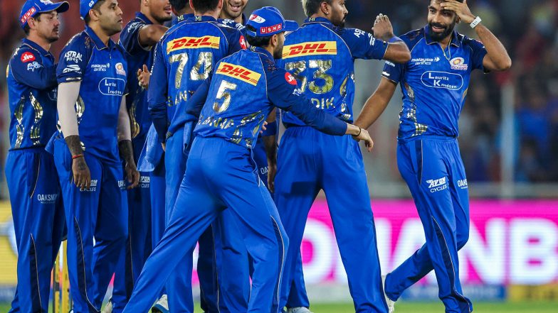 Sports News | Mumbai Indians Players to Wear Black Armbands in SRH Match After Death of Staff Member's Daughter