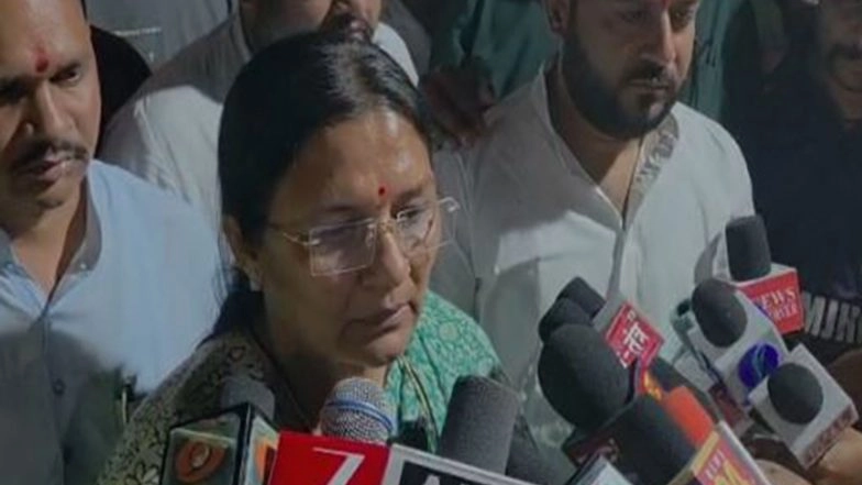 India News | Dhar Road Accident: 15 Dead After Pickup Vehicle Overturns; Union Minister Savitri Thakur Visits Hospital
