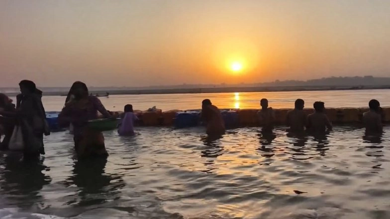 Akshaya Tritiya 2026: Devotees Throng Sangam in Prayagraj on Occasion of Parshuram Jayanti; Offer Prayers for Prosperity, Well-Being (Watch Video)
