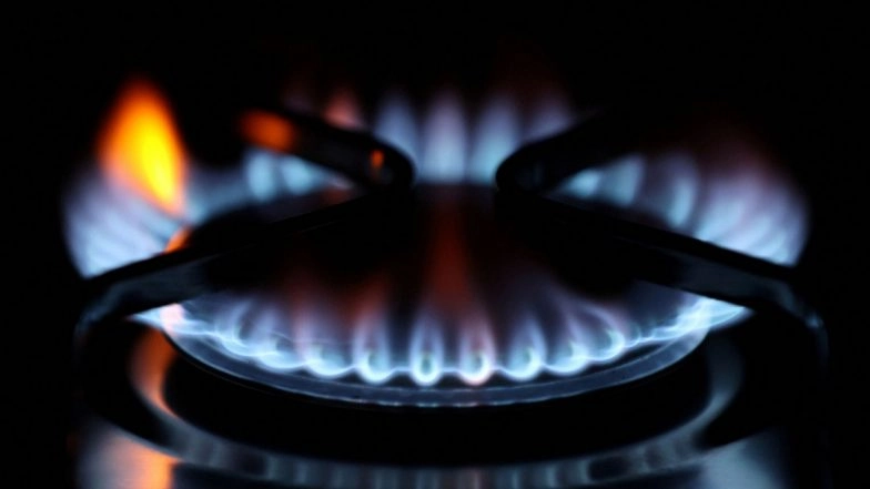 Pakistan Gas Crisis: Karachi Residents Store Gas in Balloons for Cooking Amid Fuel Shortage