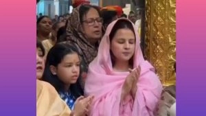social-viral-MS Dhoni's Wife Sakshi Visits Sai Baba Temple in Shirdi With Daughter Ziva (Watch Video)