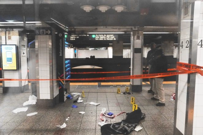 3 People Stabbed at New York Subway Station. Police Fatally Shoot Man with Knife