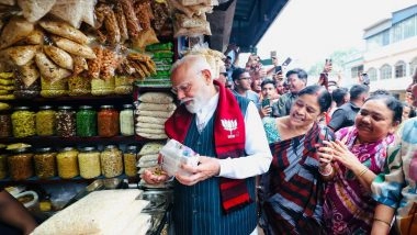 PM Narendra Modi Relishes &lsquo;Jhalmuri&rsquo; After Marathon West Bengal Rally Blitz; Distributes Snack to Locals (See Pics)