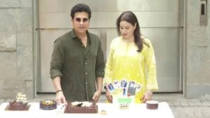 sports-Sachin Tendulkar Greets Fans and Cuts Birthday Cake Outside Mumbai Home (Watch Video)