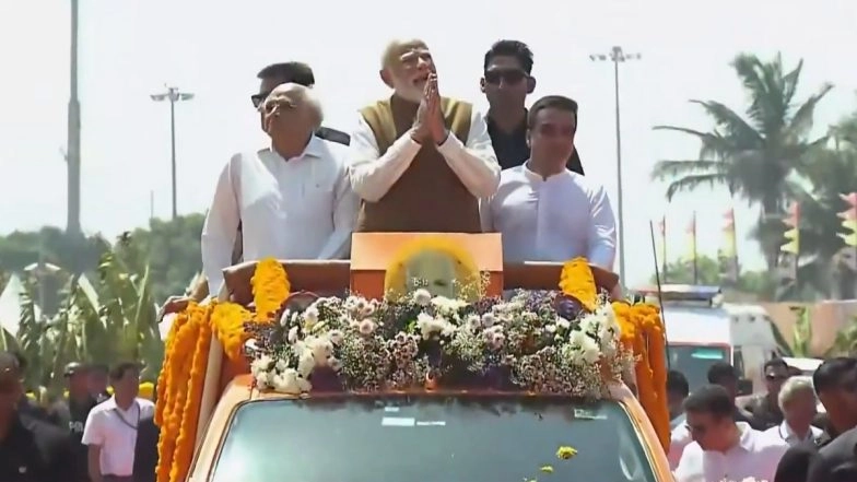 PM Narendra Modi Holds Roadshow To Participate in Somnath Amrut Mahotsav in Gujarat, Receives Rousing Welcome (Watch Video)