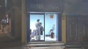 social-viral-SBI ATM Booth Turns Into Hair Cutting Salon in Bihar’s Danapur, Video Goes Viral