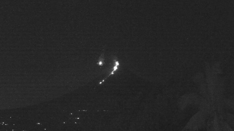 Philippines Meteor Viral Video: Rare Fireball Lights Up Sky Above Active Mayon Volcano, PHIVOLCS Releases Stunning Footage
