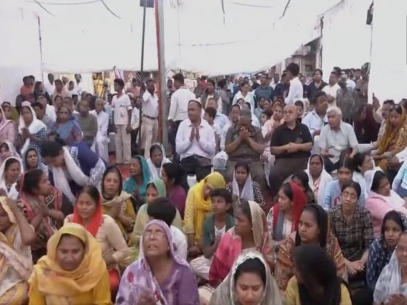 India News | Jabalpur Tragedy: Families Gather for Prayers and Condolences
