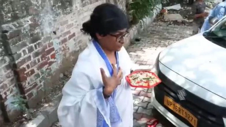 India News | Mimicry Artist Ratan Ranjan Performs a Satirical Skit Dressed as CM Mamata Banerjee