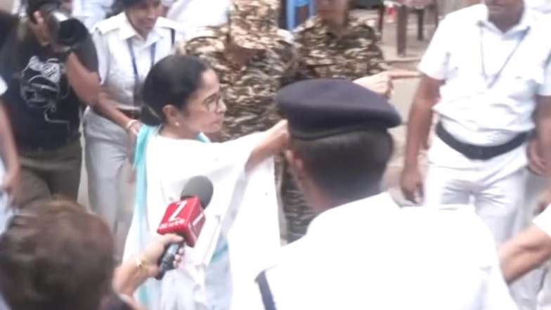 India News | Mamata Banerjee Visits Counting Centre in Kolkata Alleges Irregularities