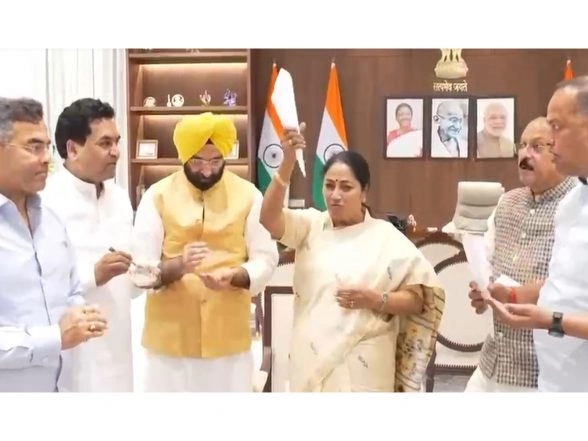India News | Rasgulla, Jhalmuri at Delhi Secretariat as CM Rekha Gupta, Cabinet Celebrate BJP-NDA Poll Performance
