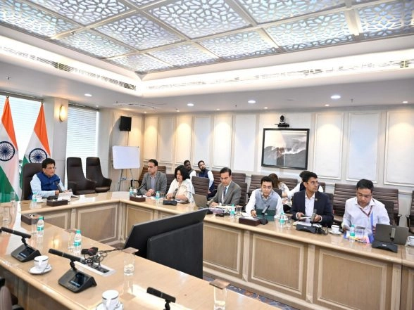 Business News | Piyush Goyal Meets Officials to Review Progress of FTAs, Charts Export Strategy