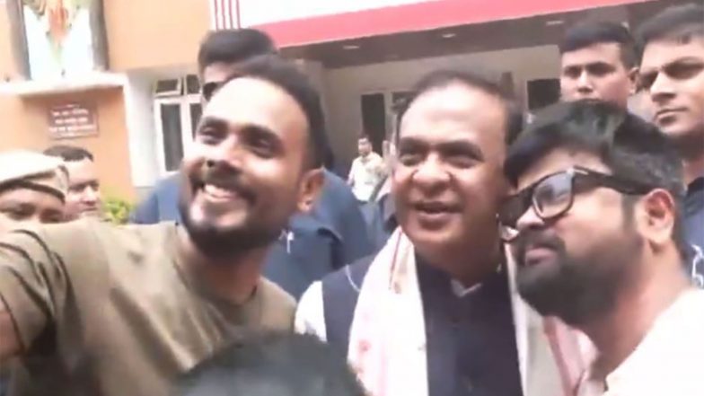 India News | Assam Caretaker CM Himanta Sarma Greets Locals, Clicks Selfies After Meeting at RSS Headquarters in Guwahati
