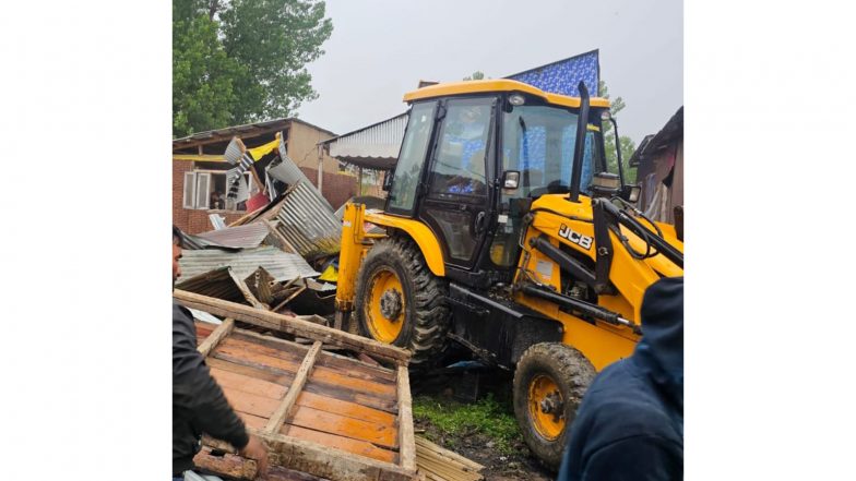 India News | Srinagar Police Demolishes Illegal Structure of Drug Peddler in Noorbagh