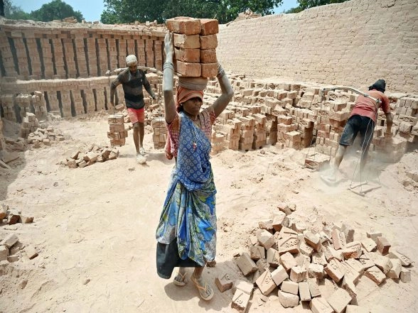 Business News | Chhattisgarh, Odisha and Jharkhand Record Highest Minimum Wage Disparity in India: SBI Report