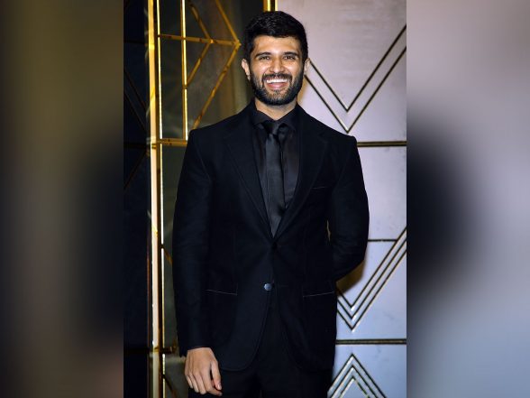 Entertainment News | Vijay Deverakonda Greets Fans Gathered Outside Residence; 'Ranabaali-themed' Cake Steals Attention