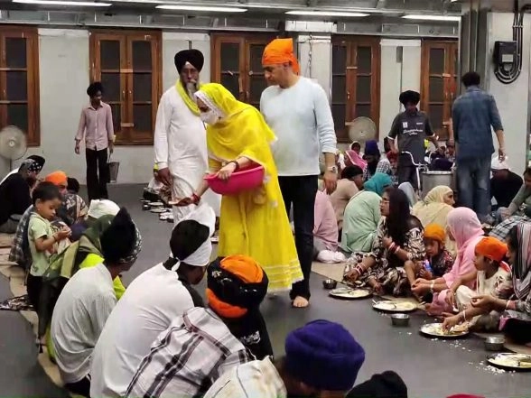 Entertainment News | Preity Zinta Participates in Seva During Visit to Golden Temple