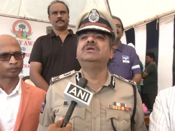 India News | NGO Donates 400 Helmets to Vizag Home Guards; City Commissioner Flags Rising Road Accident Deaths