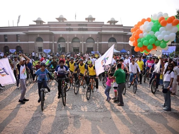 Sports News | Armed Forces Lead from Front at 73rd Edition of Fit India Sundays on Cycle in New Delhi
