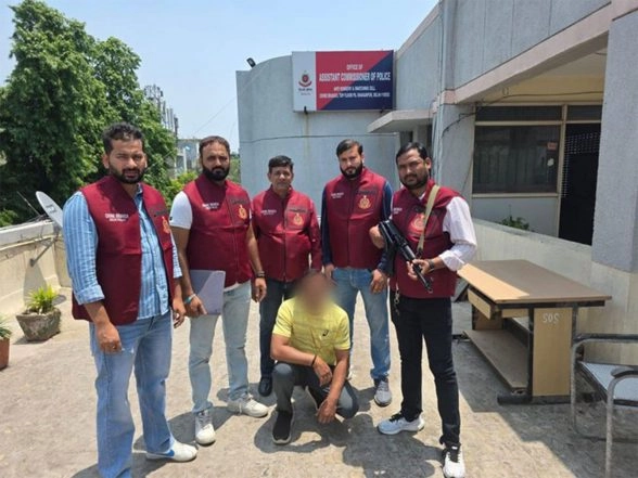India News | Delhi Police Arrests Gangster Rohit Chaudhary's Aide Linked to International Arms Trafficking and Terror Module