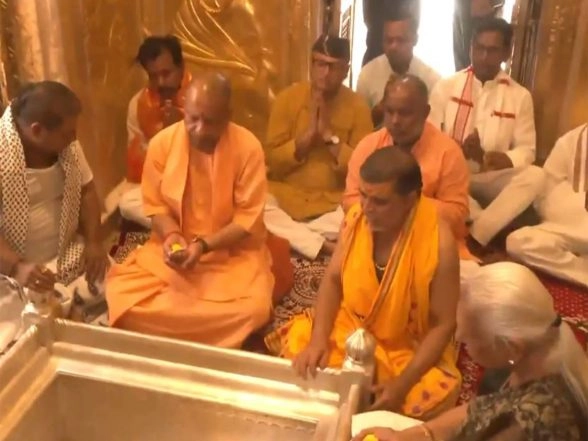 India News | CM Yogi, Governor Anandiben Offer Prayers at Kashi Vishwanath Temple in Varanasi