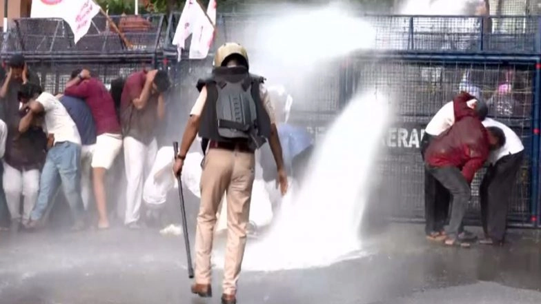 India News | SFI Breaches Barricades, Storms CAG Office in Keralam Protest over NEET-UG Cancellation