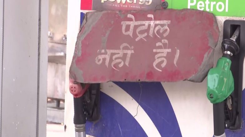 India News | Raipur Sees Rush at Petrol Pumps; Long Queues, Crowd Amid Panic Buying