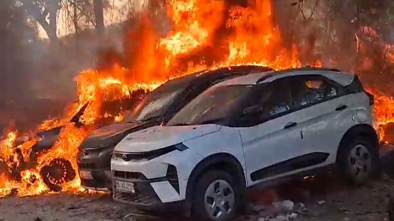India News | Delhi: Massive Blaze Engulfs Parked Vehicles in Shahdara