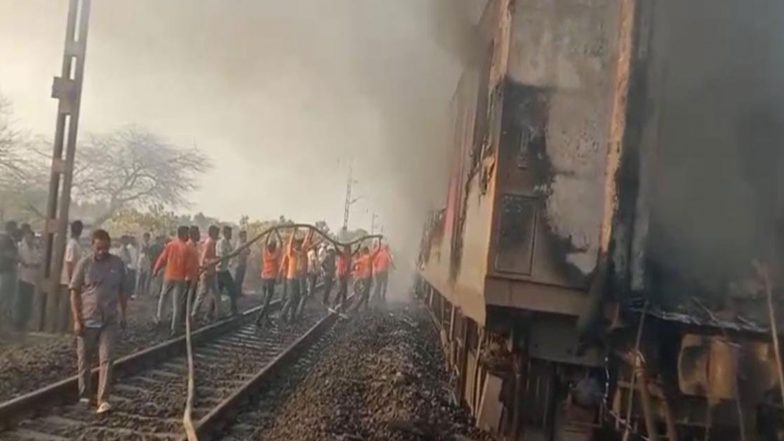 India News | Madhya Pradesh: Fire Breaks out in Rajdhani Express Near Ratlam; No Casualties Reported