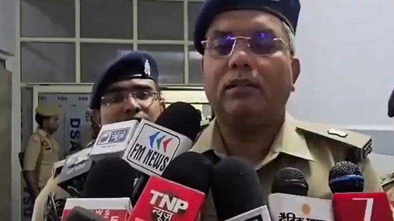 India News | UP: Armed Criminal Apprehended After Opening Fire at Police Checkpoint in Etah; Illegal Country-made Pistol, Motorcycle Seized