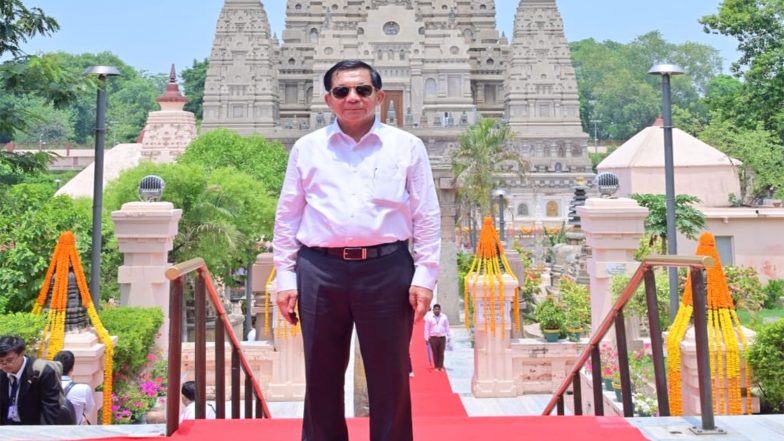 World News | Myanmar President Offers Prayers at Mahabodhi Temple in Bodh Gaya, Begins 5-day India Visit