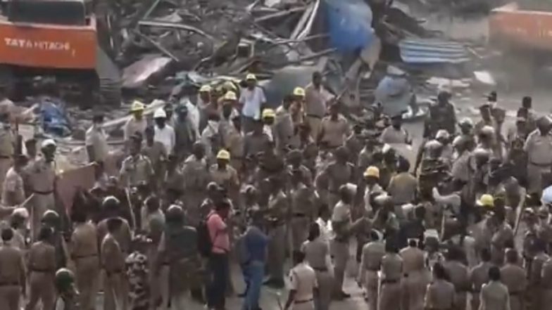 Mumbai: 7 Police Personnel Injured During Anti-Encroachment Drive at Slum Area in Bandra (Watch Videos)