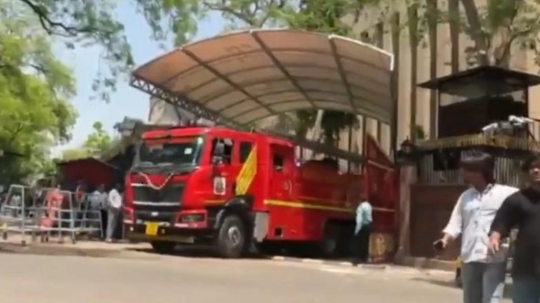 RBI Building Fire: Blaze Erupts in Solar MCB Box at Reserve Bank of India's Building Roof in Delhi, No Casualties Reported (Watch Video)