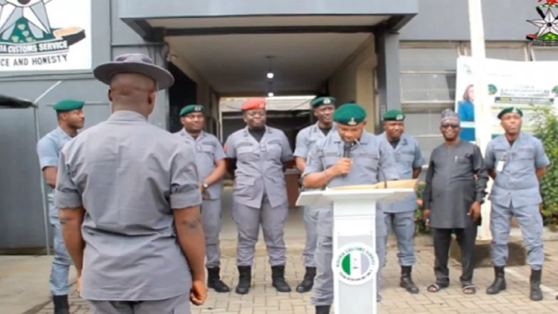 Nigeria Viral Extortion Video: Customs Probes Officer Caught on Camera Extorting Motorist on Lagos-Benin Expressway; Parading Clip Surfaces