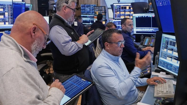 Oil Prices Keep Falling, While US Stocks Hang Near Their Record Highs