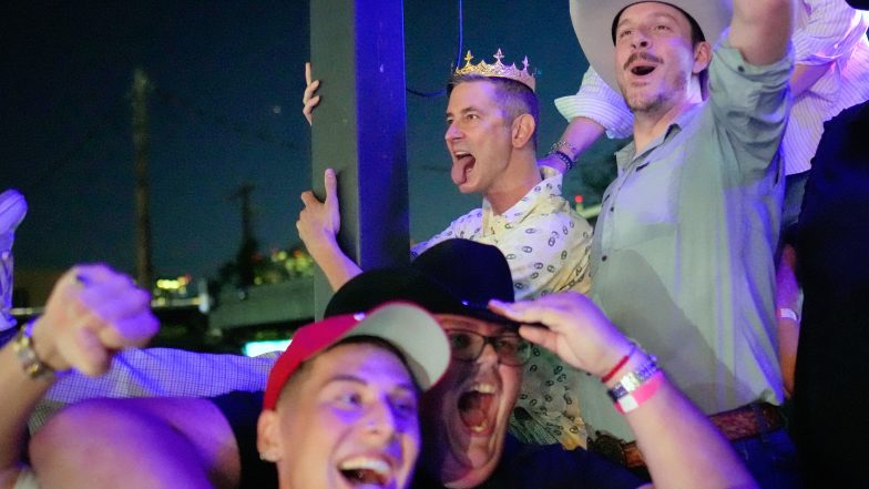 A Traveling Meetup for Tall People is Drawing Huge Crowds
