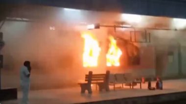 Hyderabad Train Fire: Major Blaze Erupts in AC Coach of Jaipur Special Express at Nampally Station, No Casualties Reported (Watch Video)