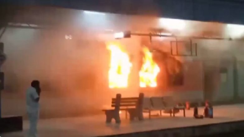Hyderabad Train Fire: Major Blaze Erupts in AC Coach of Jaipur Special Express at Nampally Station, No Casualties Reported (Watch Video)