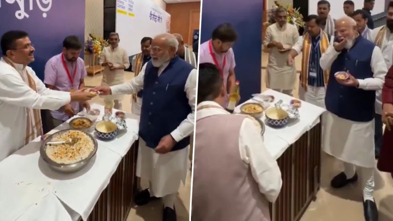 PM Narendra Modi Enjoys Jhalmuri at NDA Meeting As He Becomes India&rsquo;s Longest-Serving Elected PM (Watch Video)