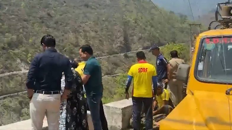 Uttarakhand Road Accident: 3 Killed As Vehicle Falls Into Deep Gorge in Devprayag; Search On for Missing 5 (Watch Video)