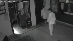 Suryapet: Burglars Take a Soft Drink Break Before Stealing Gold, Silver and Cash in Telangana, Video Goes Viral